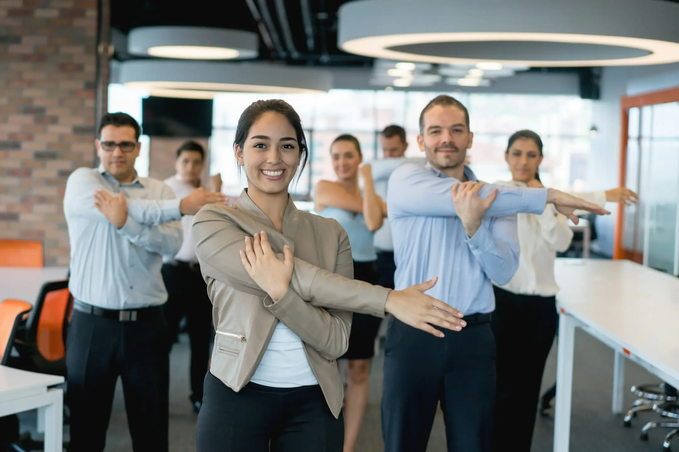 ćwiczenia z rozciągania w biurze